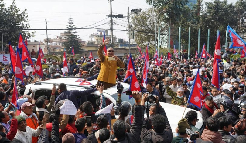 पूर्वराजालाई स्वागत गर्न विमानस्थल पुगे दुर्गा प्रसाईं, समर्थकको ठूलो उपस्थिती